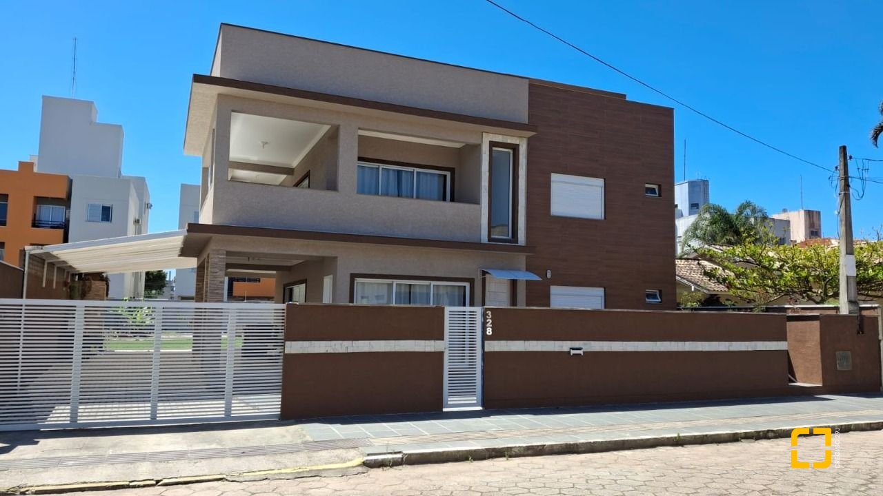Casa com 257m², 8 quartos (sendo 2 suítes), 2 garagens, no bairro Ingleses em Florianópolis