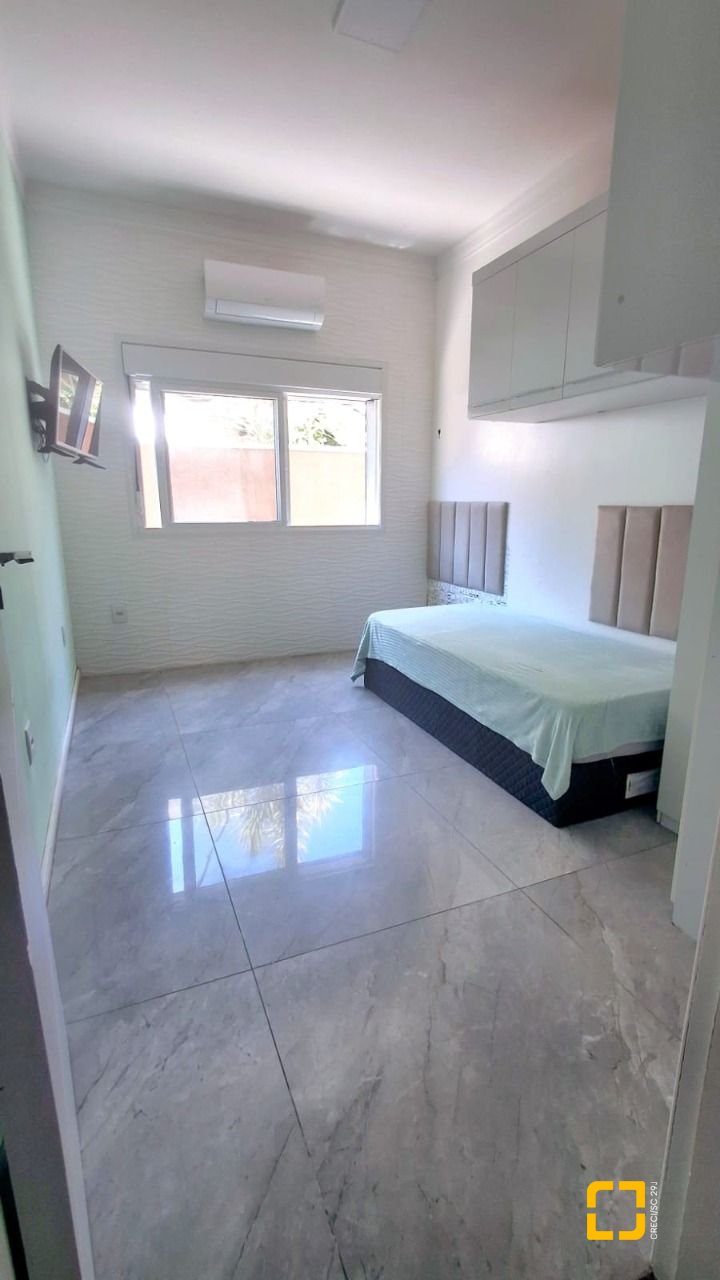 Casa com 257m², 8 quartos (sendo 2 suítes), 2 garagens, no bairro Ingleses em Florianópolis