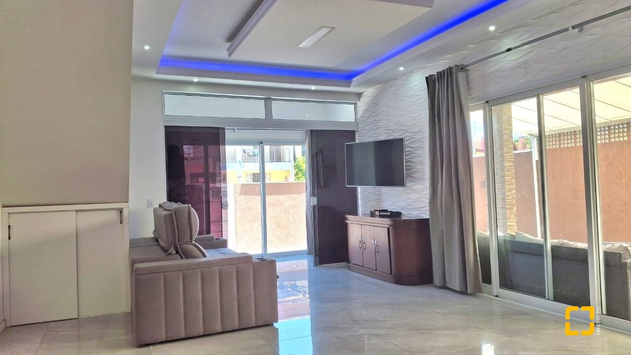 Casa com 257m², 8 quartos (sendo 2 suítes), 2 garagens, no bairro Ingleses em Florianópolis