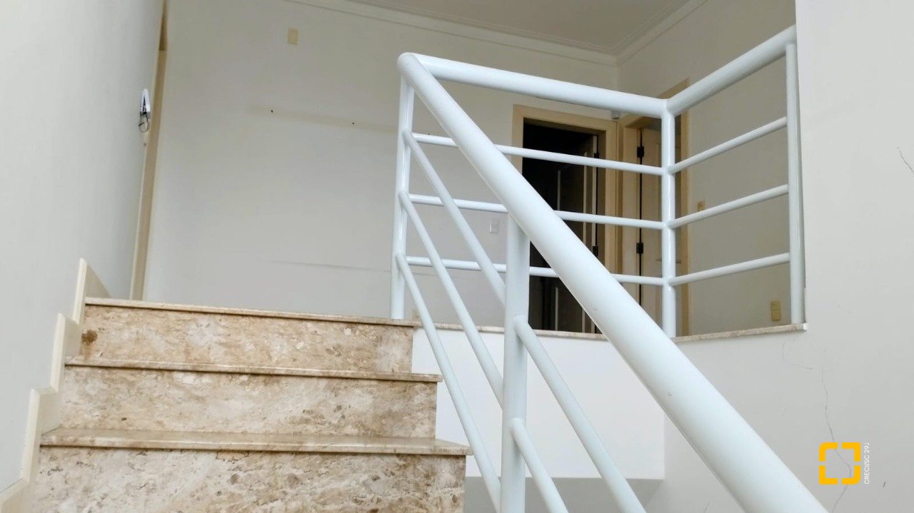 Casa com 286m², 6 quartos (sendo 3 suítes), 2 garagens, no bairro Jurerê em Florianópolis