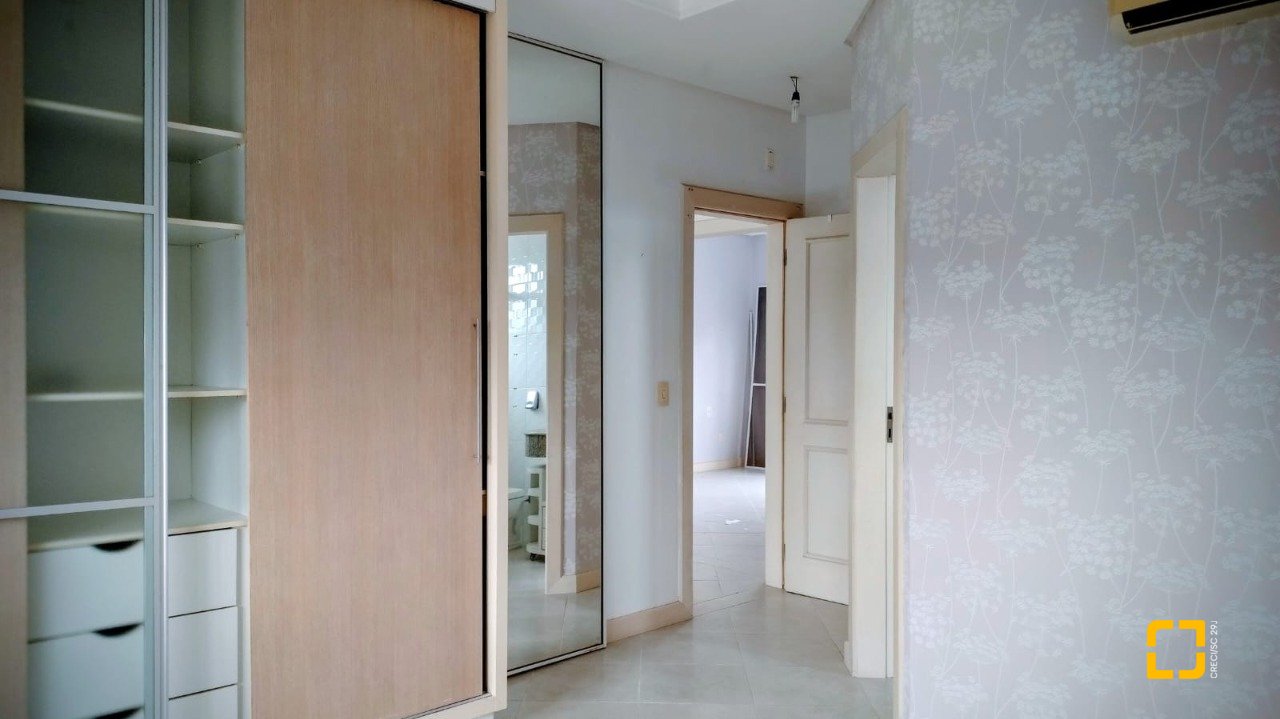Casa com 286m², 6 quartos (sendo 3 suítes), 2 garagens, no bairro Jurerê em Florianópolis