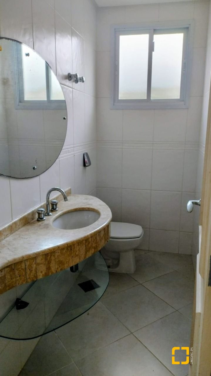 Casa com 286m², 6 quartos (sendo 3 suítes), 2 garagens, no bairro Jurerê em Florianópolis