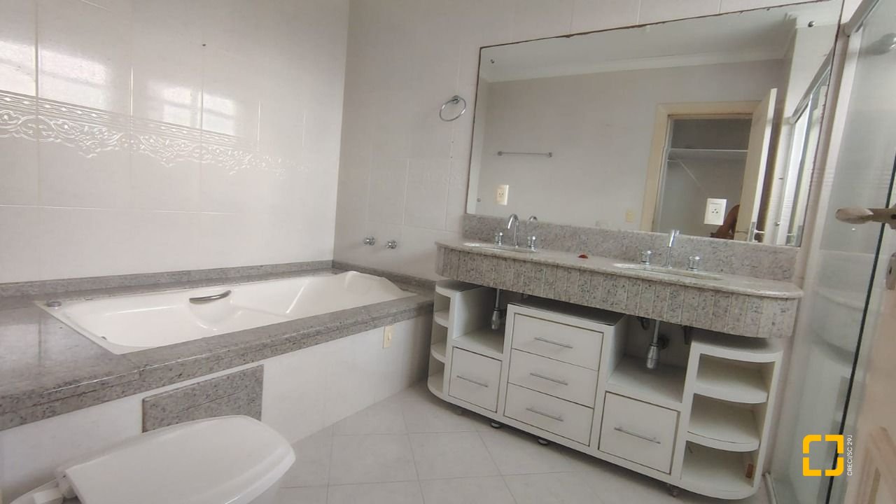 Casa com 286m², 6 quartos (sendo 3 suítes), 2 garagens, no bairro Jurerê em Florianópolis
