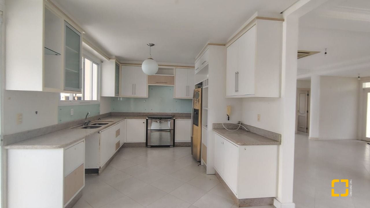 Casa com 286m², 6 quartos (sendo 3 suítes), 2 garagens, no bairro Jurerê em Florianópolis