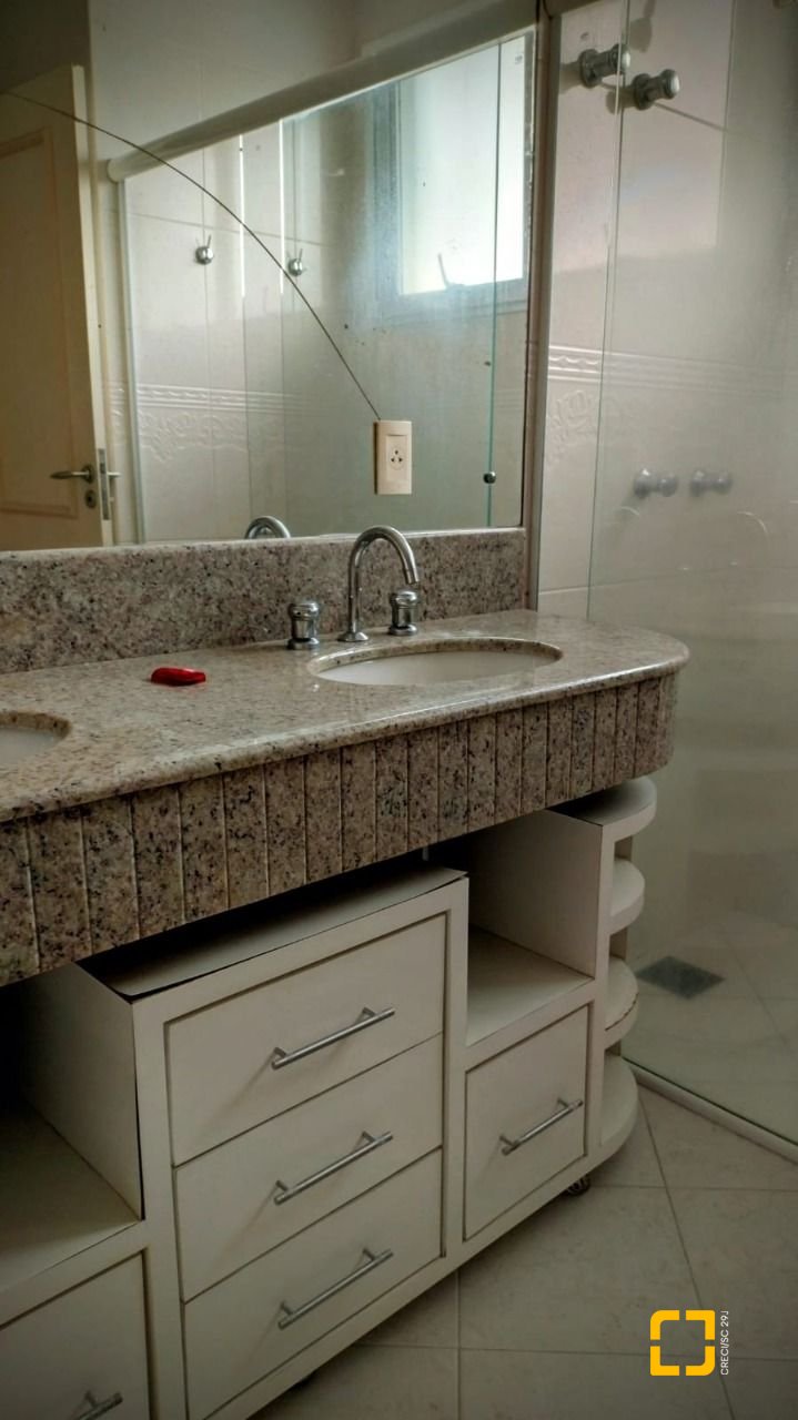 Casa com 286m², 6 quartos (sendo 3 suítes), 2 garagens, no bairro Jurerê em Florianópolis