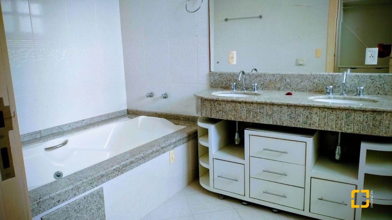Casa com 286m², 6 quartos (sendo 3 suítes), 2 garagens, no bairro Jurerê em Florianópolis