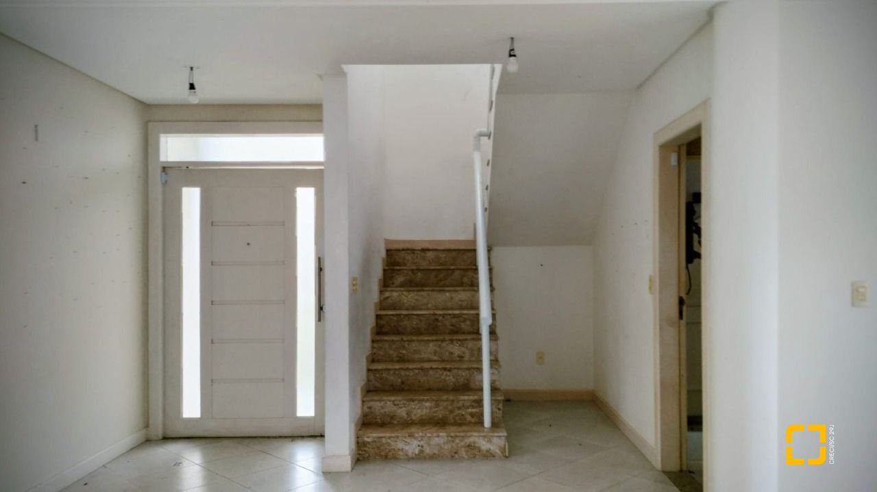 Casa com 286m², 6 quartos (sendo 3 suítes), 2 garagens, no bairro Jurerê em Florianópolis