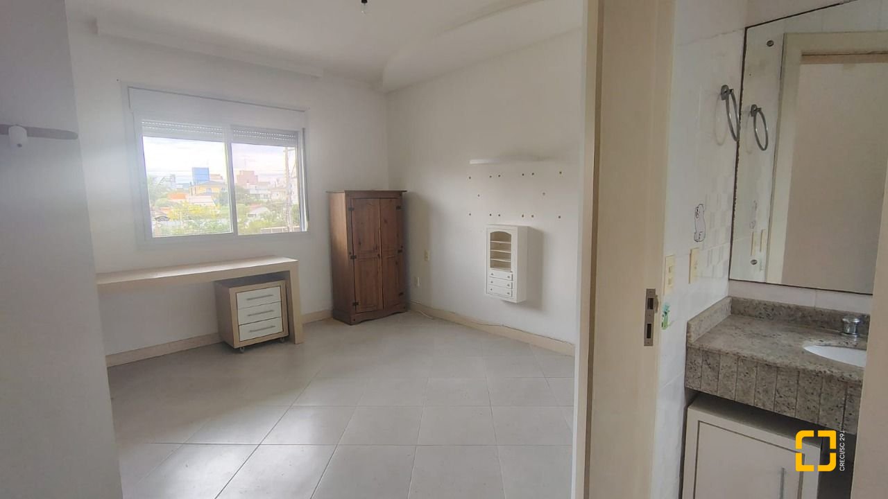 Casa com 286m², 6 quartos (sendo 3 suítes), 2 garagens, no bairro Jurerê em Florianópolis
