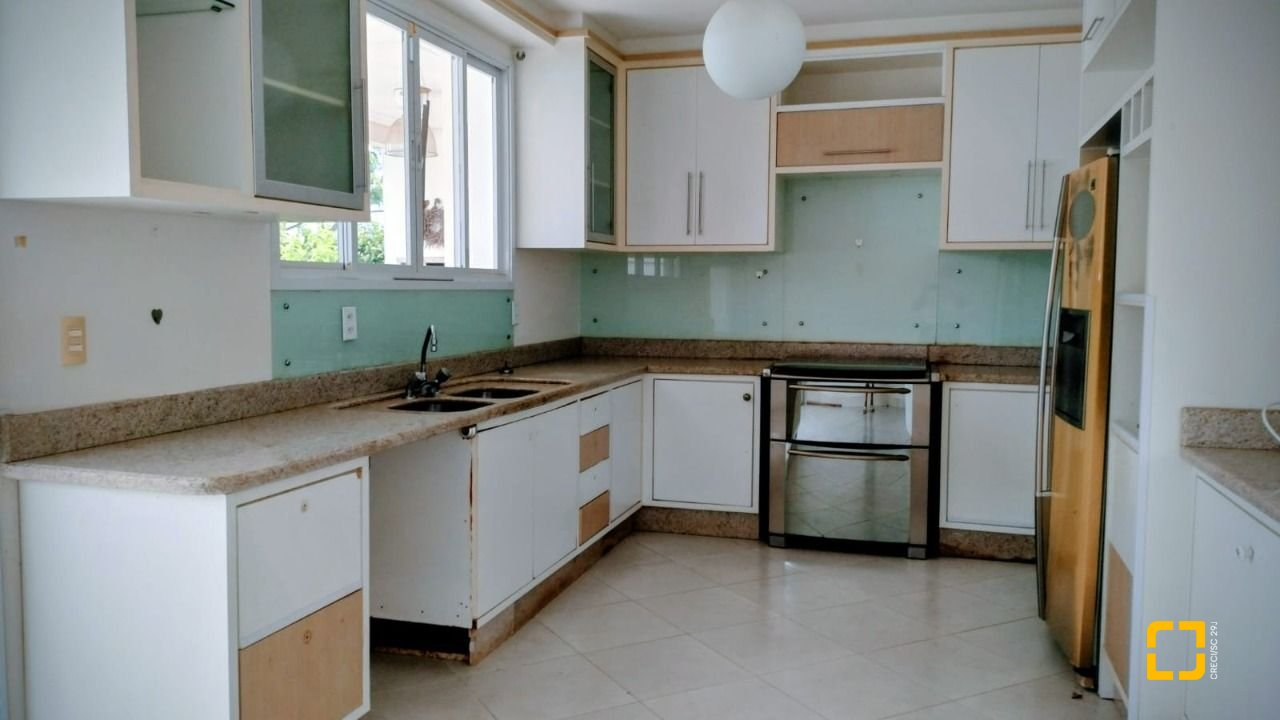 Casa com 286m², 6 quartos (sendo 3 suítes), 2 garagens, no bairro Jurerê em Florianópolis