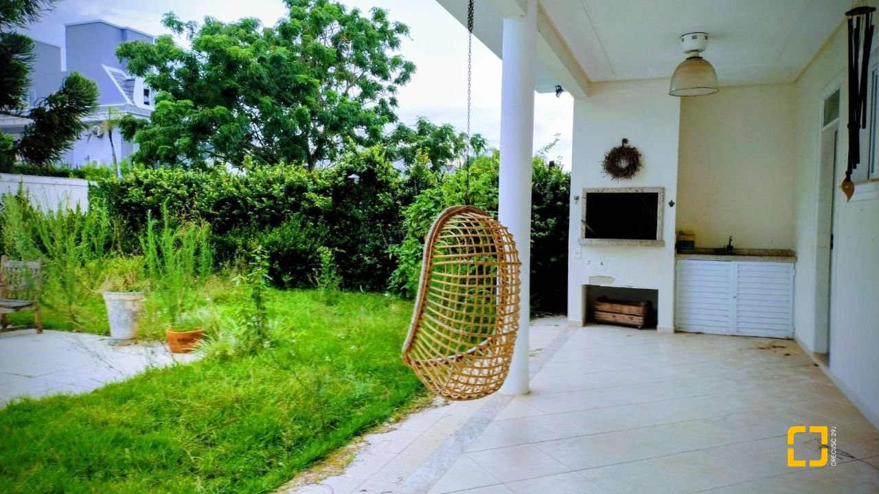 Casa com 286m², 6 quartos (sendo 3 suítes), 2 garagens, no bairro Jurerê em Florianópolis