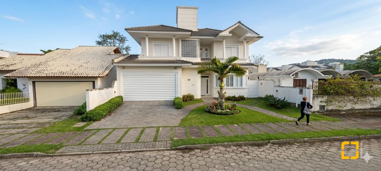 Casa com 286m², 6 quartos (sendo 3 suítes), 2 garagens, no bairro Jurerê em Florianópolis