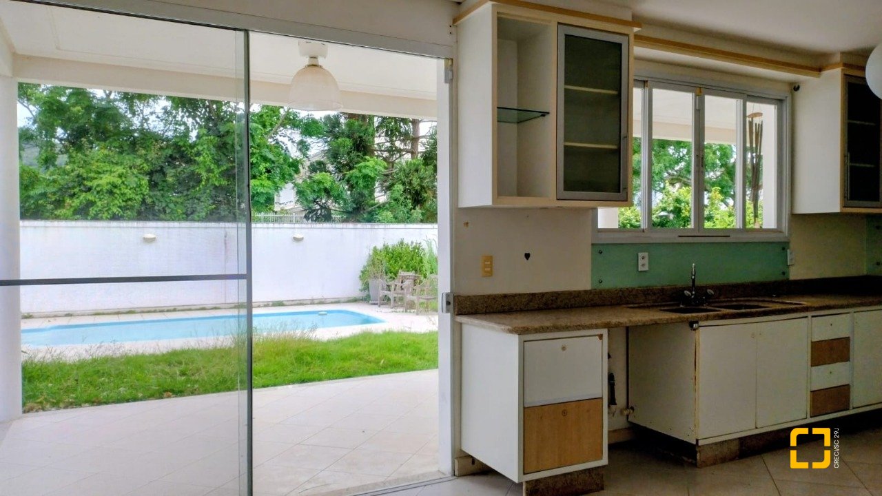 Casa com 286m², 6 quartos (sendo 3 suítes), 2 garagens, no bairro Jurerê em Florianópolis