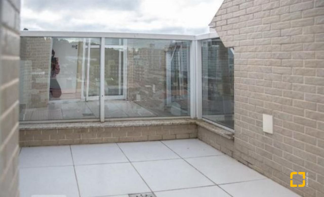 Cobertura com 116m², 6 quartos (sendo 3 suítes), 2 garagens, no bairro Trindade em Florianópolis