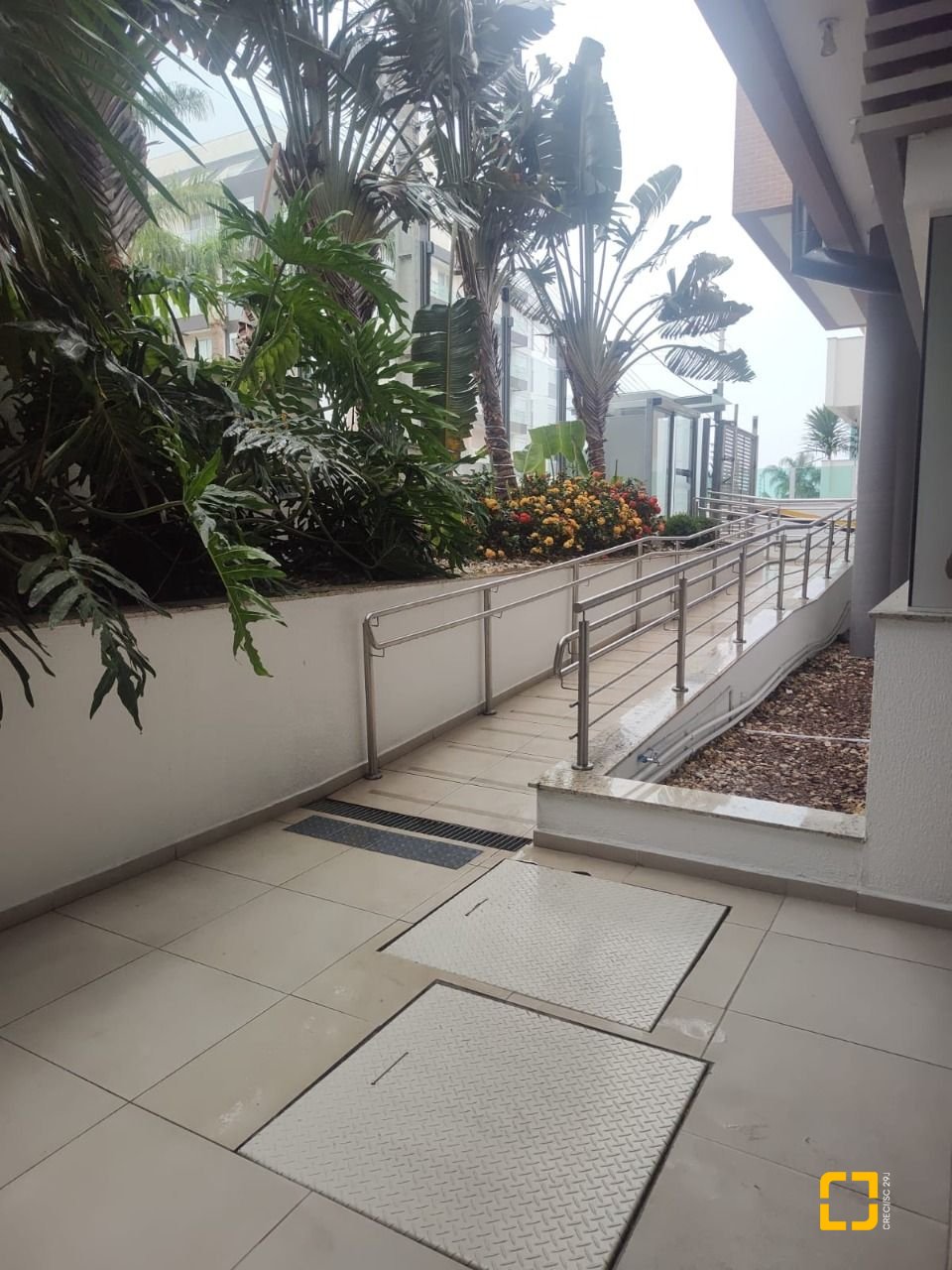 Apartamento com 72m², 3 quartos (sendo 1 suíte), 2 garagens, no bairro João Paulo em Florianópolis