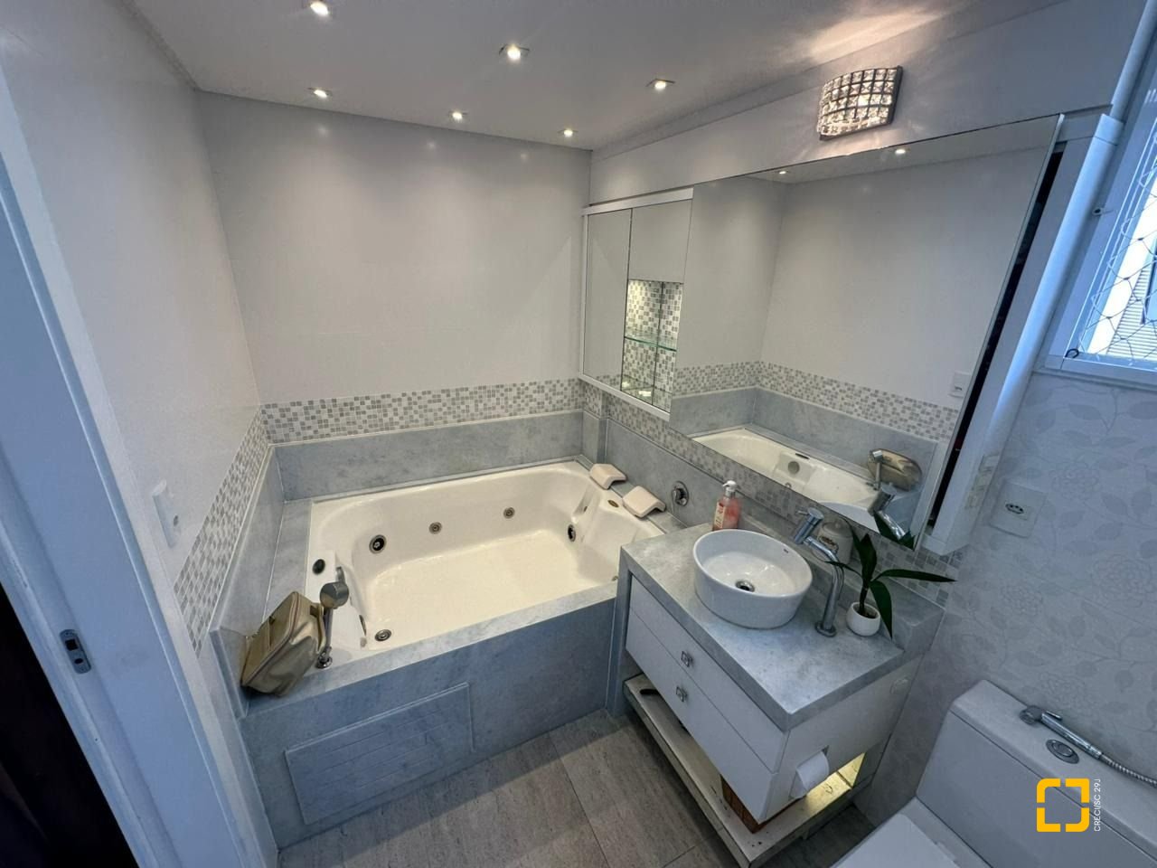 Apartamento com 117m², 4 quartos (sendo 1 suíte), 1 garagem, no bairro Parque São Jorge em Florianópolis