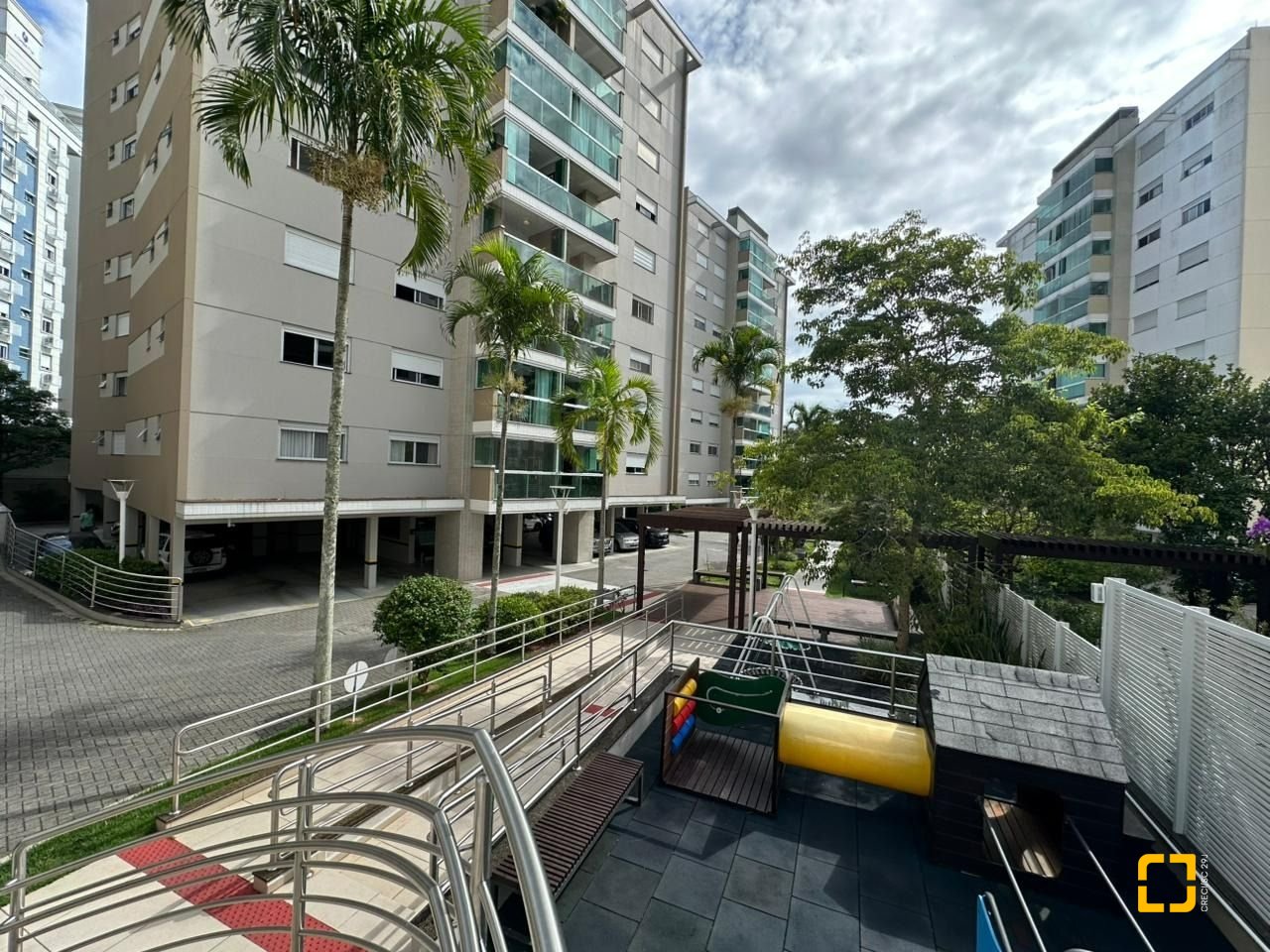 Apartamento com 117m², 4 quartos (sendo 1 suíte), 1 garagem, no bairro Parque São Jorge em Florianópolis