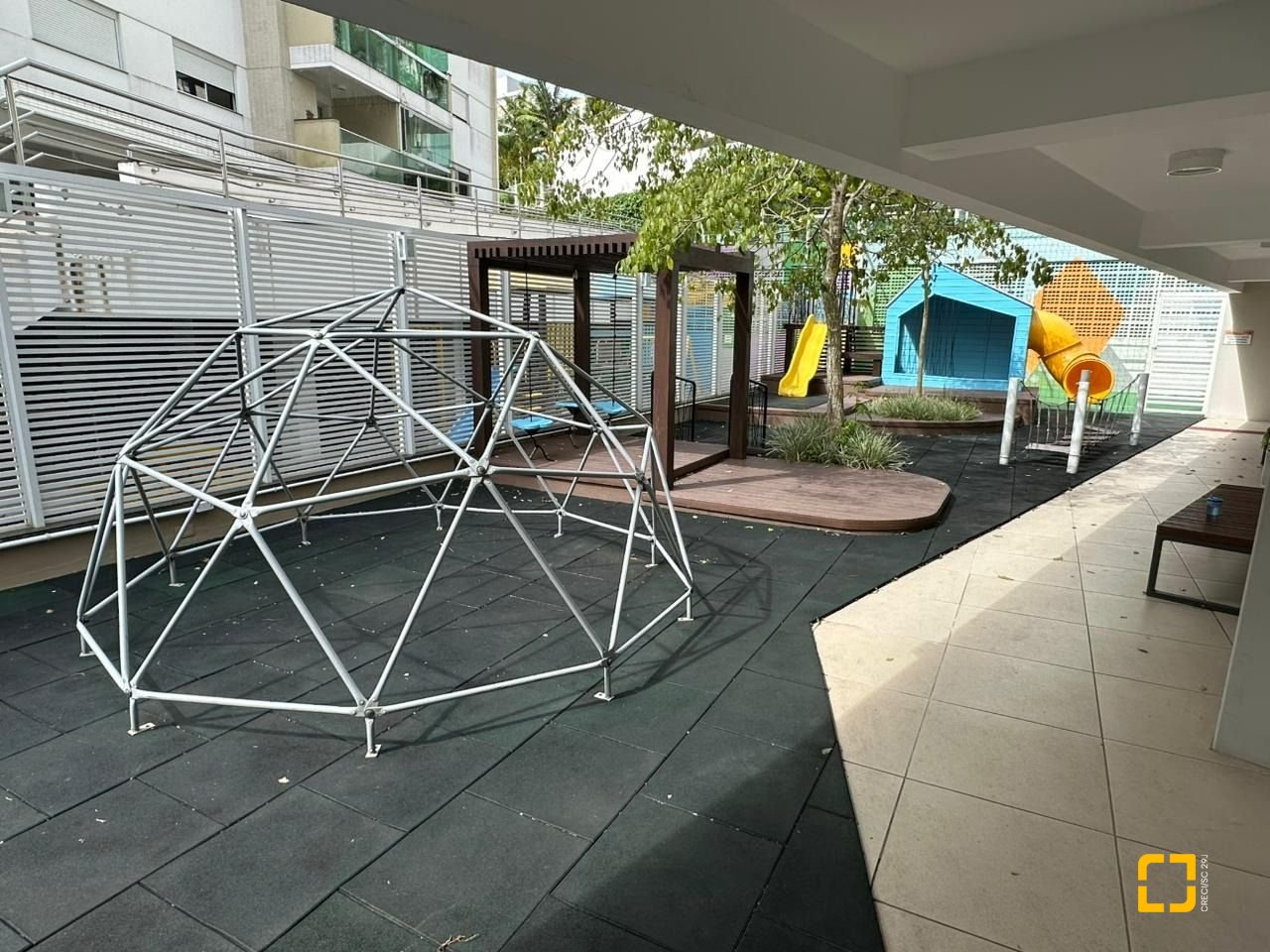 Apartamento com 117m², 4 quartos (sendo 1 suíte), 1 garagem, no bairro Parque São Jorge em Florianópolis
