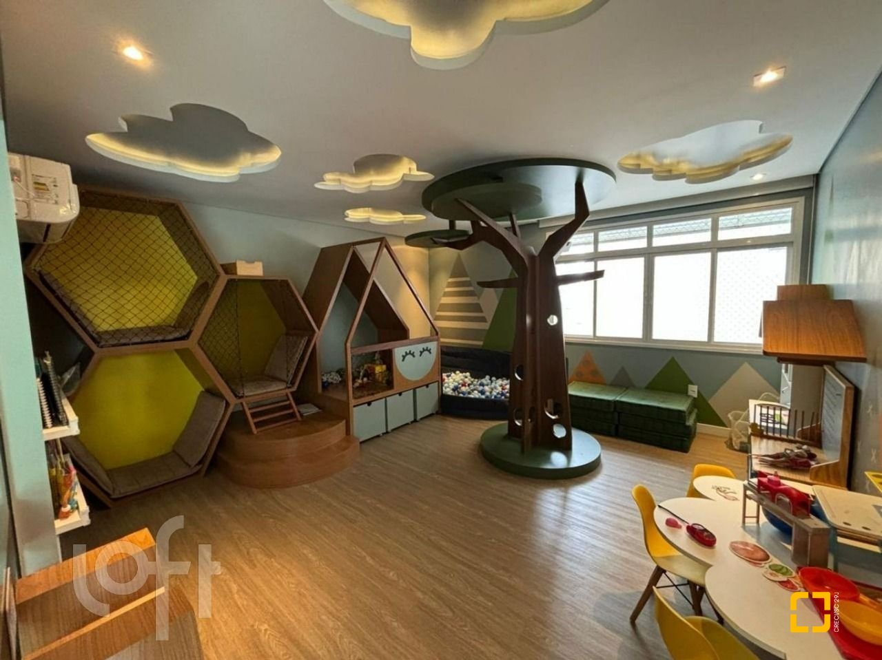 Apartamento com 117m², 4 quartos (sendo 1 suíte), 1 garagem, no bairro Parque São Jorge em Florianópolis