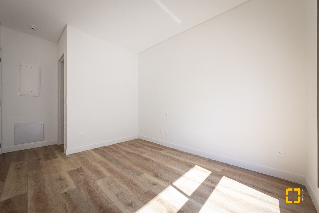 Apartamento com 96m², 4 quartos (sendo 2 suítes), 2 garagens, no bairro João Paulo em Florianópolis