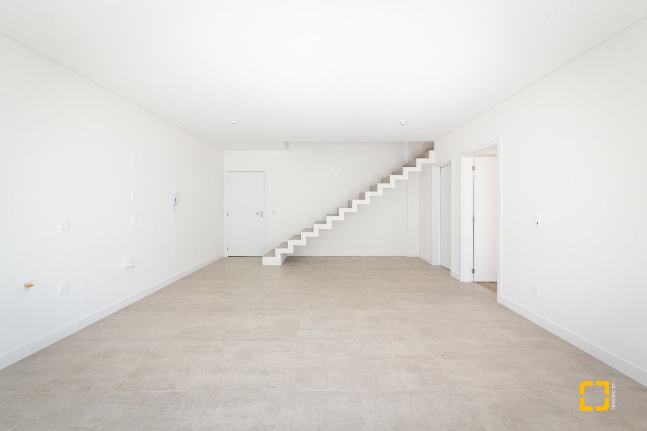 Apartamento com 96m², 4 quartos (sendo 2 suítes), 2 garagens, no bairro João Paulo em Florianópolis