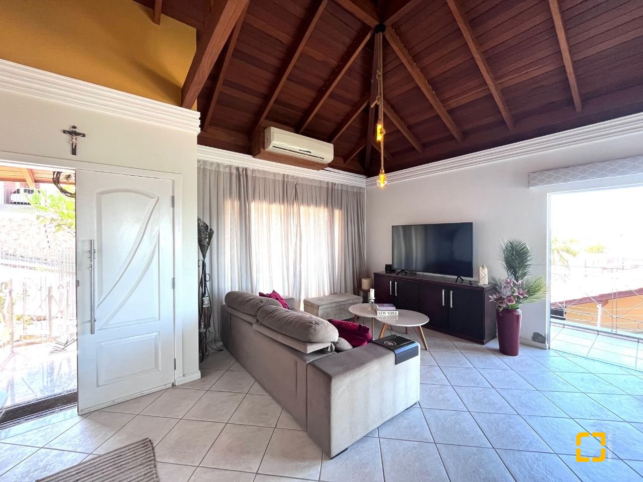 Casa com 348m², 5 quartos (sendo 2 suítes), 5 garagens, no bairro Centro em São José