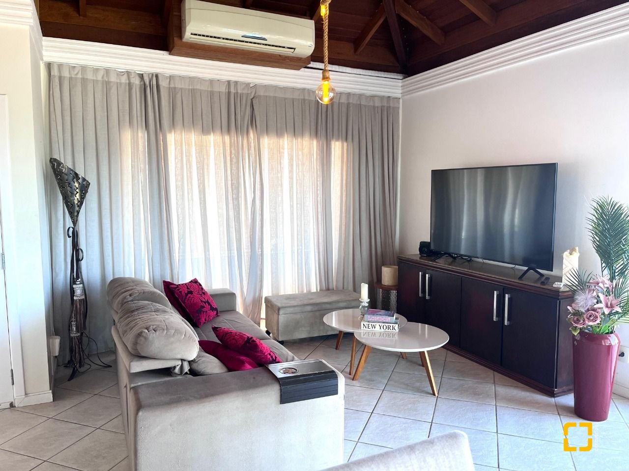 Casa com 348m², 5 quartos (sendo 2 suítes), 5 garagens, no bairro Centro em São José
