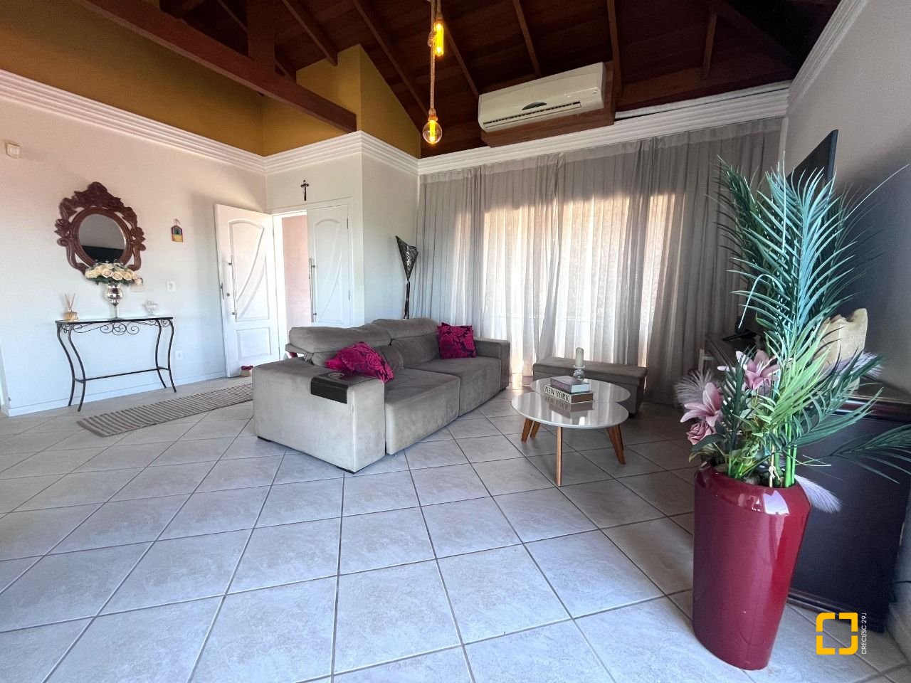 Casa com 348m², 5 quartos (sendo 2 suítes), 5 garagens, no bairro Centro em São José