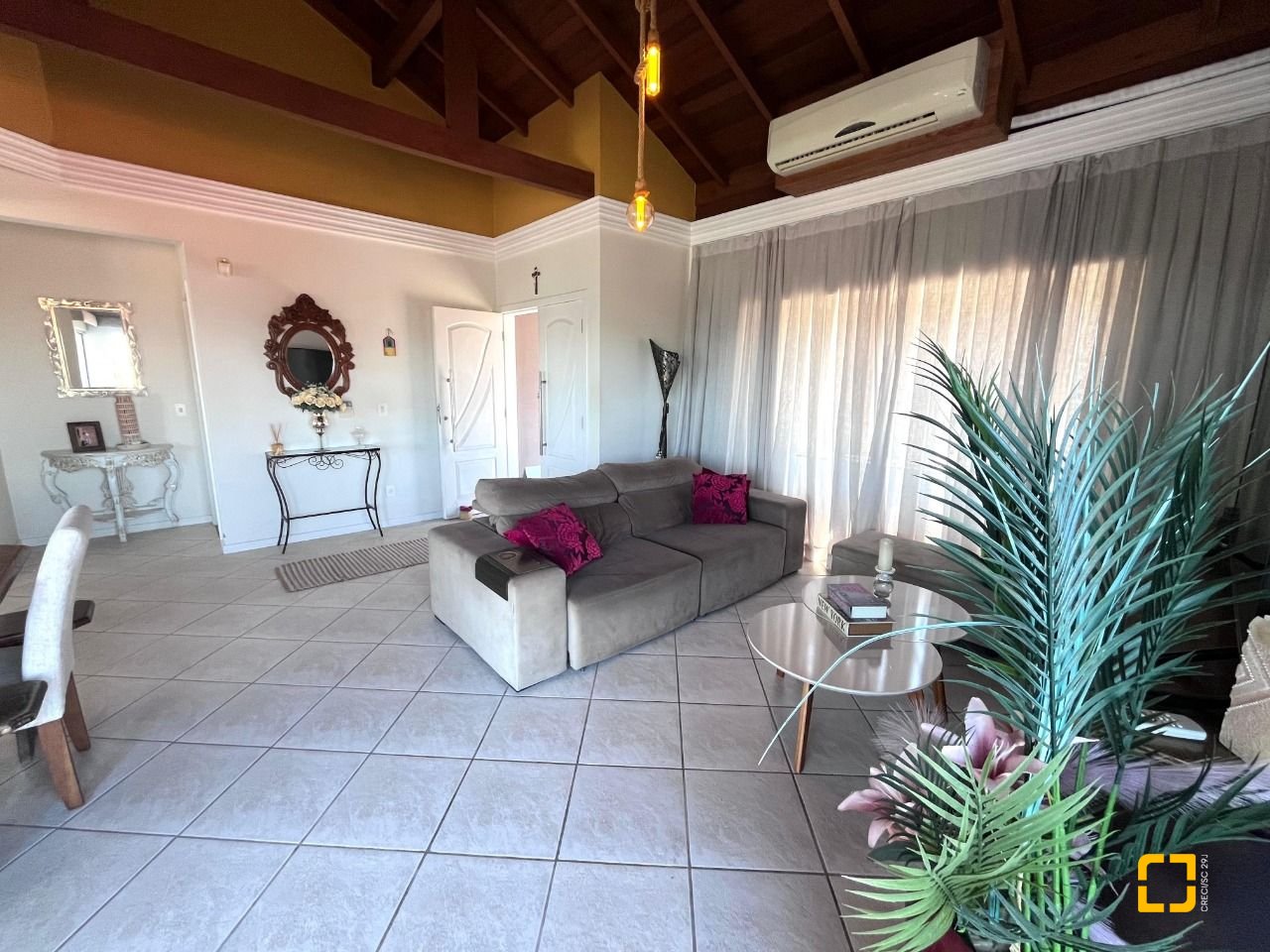 Casa com 348m², 5 quartos (sendo 2 suítes), 5 garagens, no bairro Centro em São José