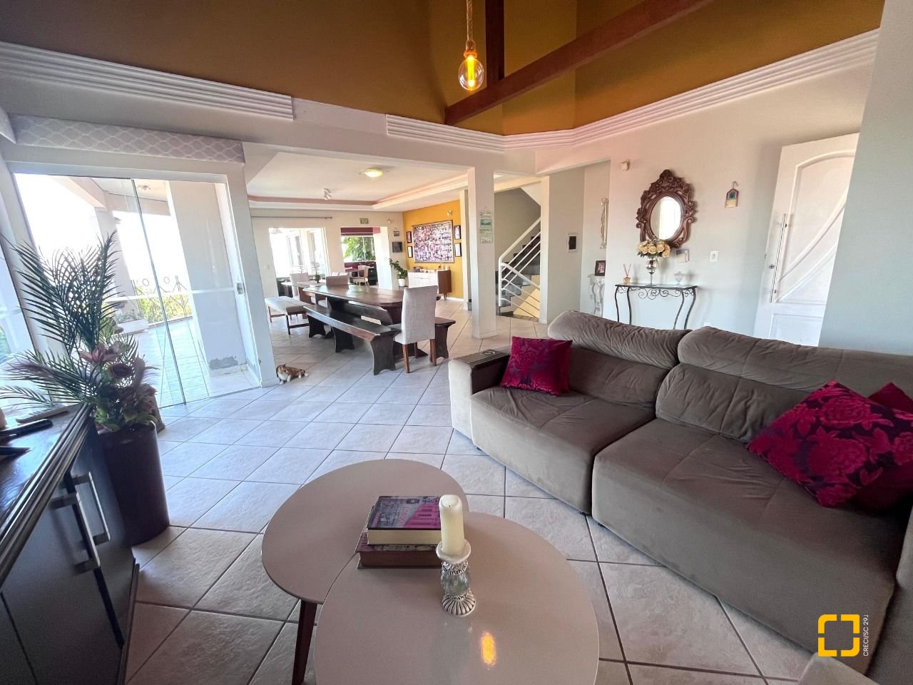 Casa com 348m², 5 quartos (sendo 2 suítes), 5 garagens, no bairro Centro em São José