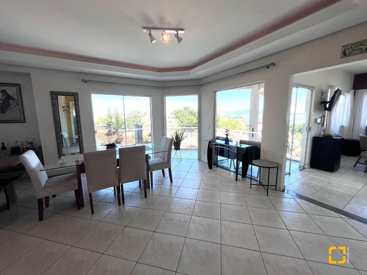 Casa com 348m², 5 quartos (sendo 2 suítes), 5 garagens, no bairro Centro em São José