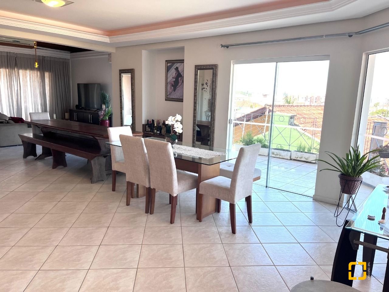 Casa com 348m², 5 quartos (sendo 2 suítes), 5 garagens, no bairro Centro em São José