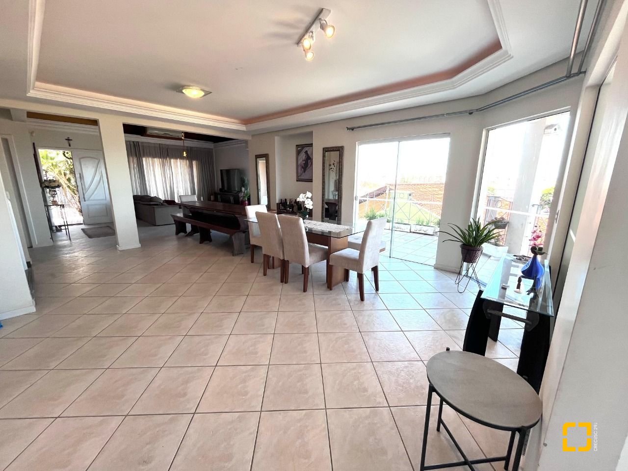 Casa com 348m², 5 quartos (sendo 2 suítes), 5 garagens, no bairro Centro em São José