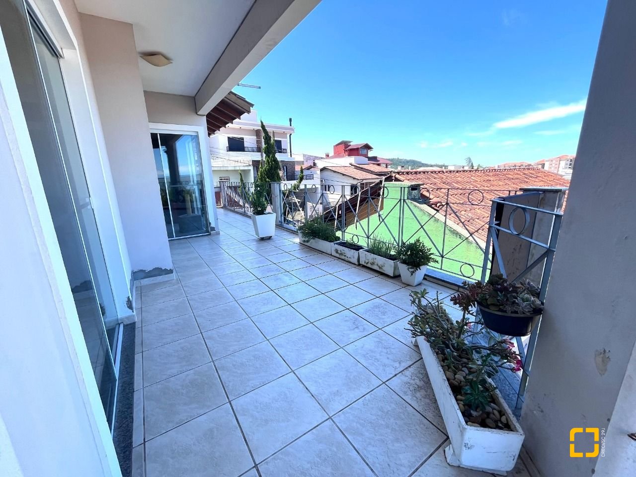 Casa com 348m², 5 quartos (sendo 2 suítes), 5 garagens, no bairro Centro em São José
