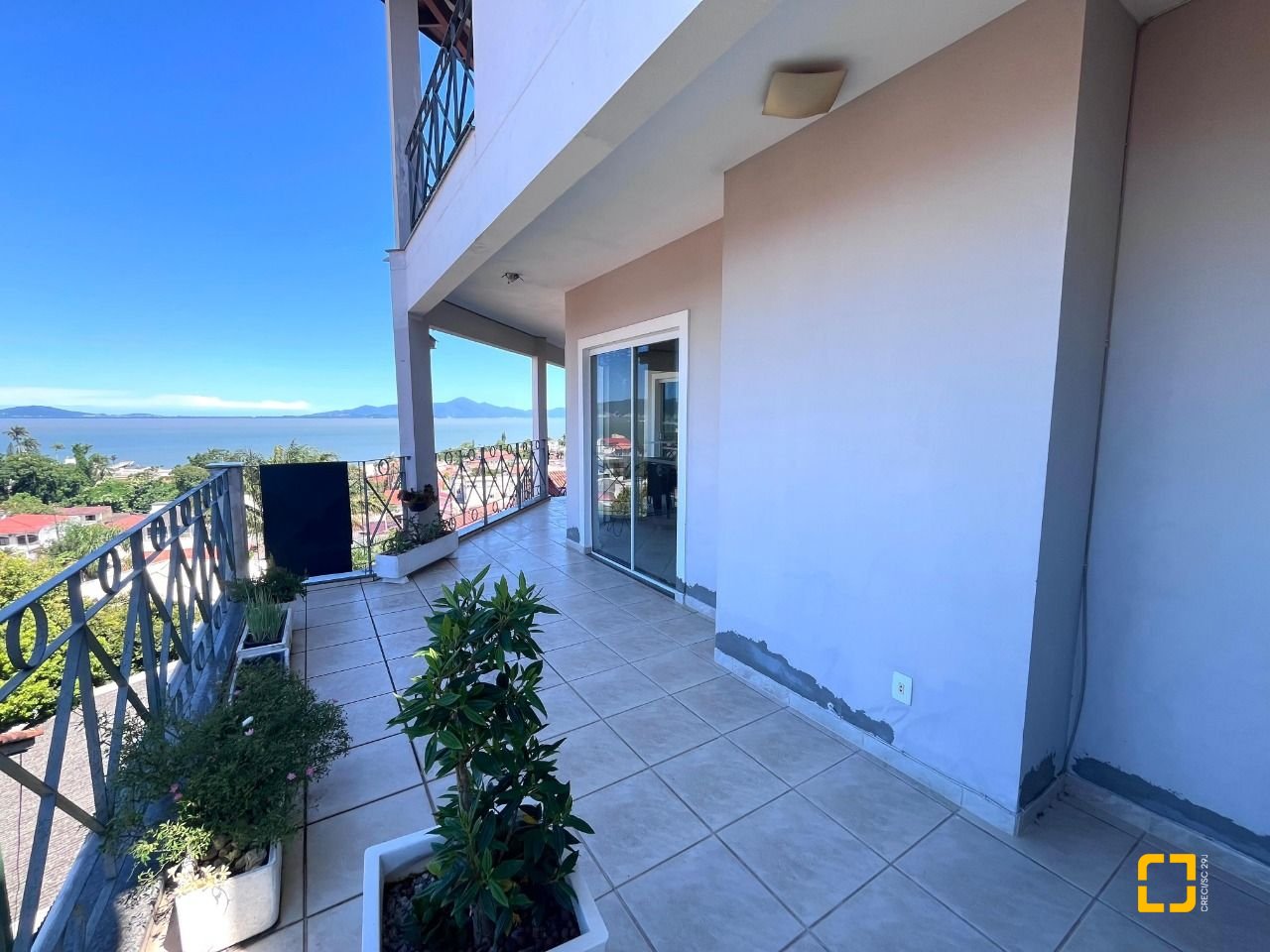 Casa com 348m², 5 quartos (sendo 2 suítes), 5 garagens, no bairro Centro em São José