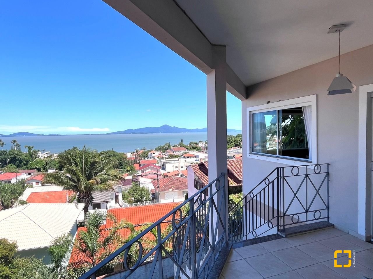 Casa com 348m², 5 quartos (sendo 2 suítes), 5 garagens, no bairro Centro em São José