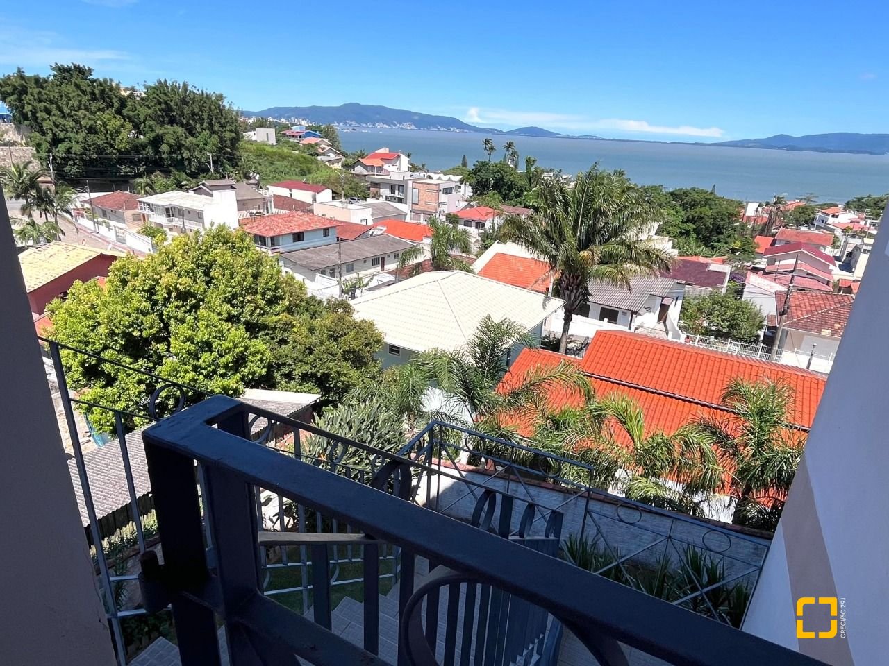 Casa com 348m², 5 quartos (sendo 2 suítes), 5 garagens, no bairro Centro em São José