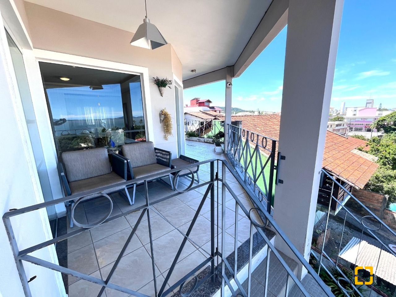 Casa com 348m², 5 quartos (sendo 2 suítes), 5 garagens, no bairro Centro em São José
