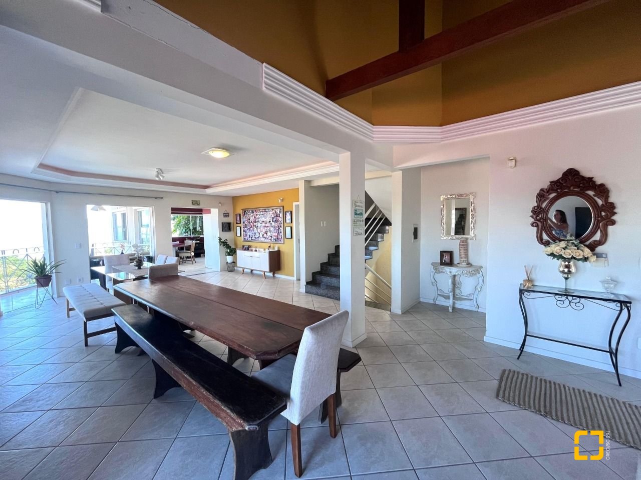 Casa com 348m², 5 quartos (sendo 2 suítes), 5 garagens, no bairro Centro em São José