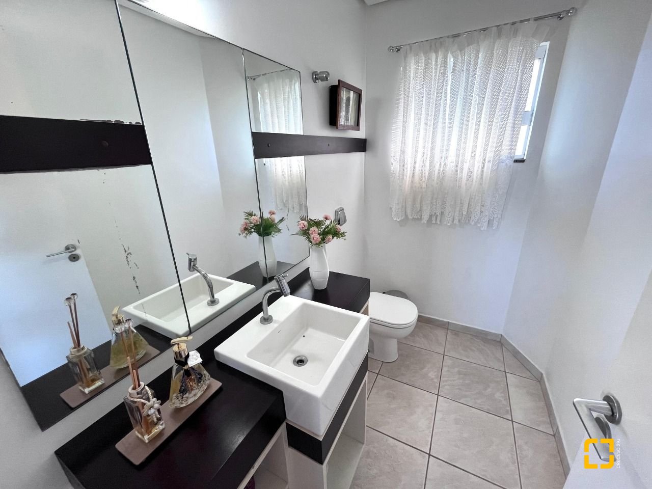 Casa com 348m², 5 quartos (sendo 2 suítes), 5 garagens, no bairro Centro em São José