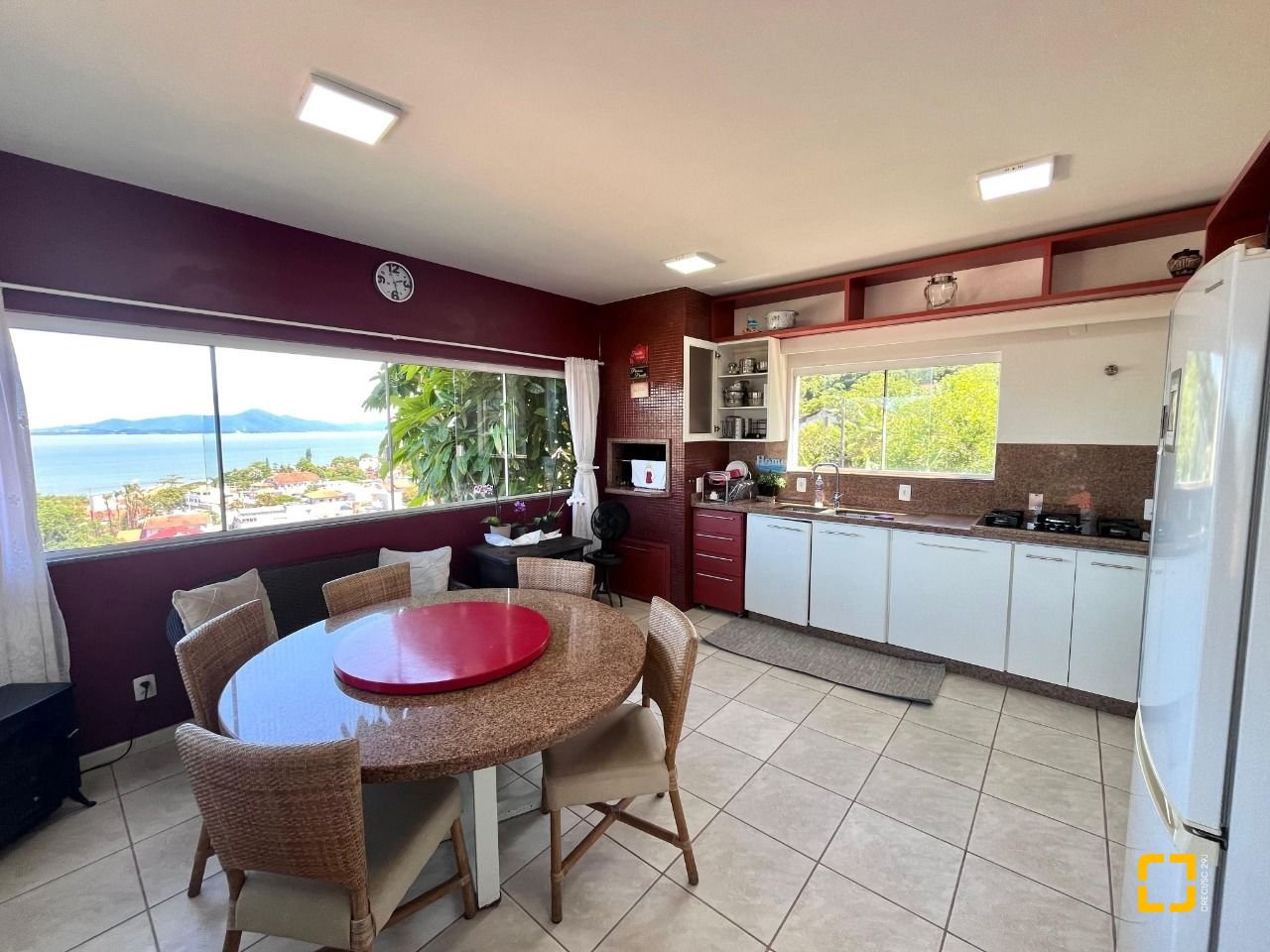 Casa com 348m², 5 quartos (sendo 2 suítes), 5 garagens, no bairro Centro em São José