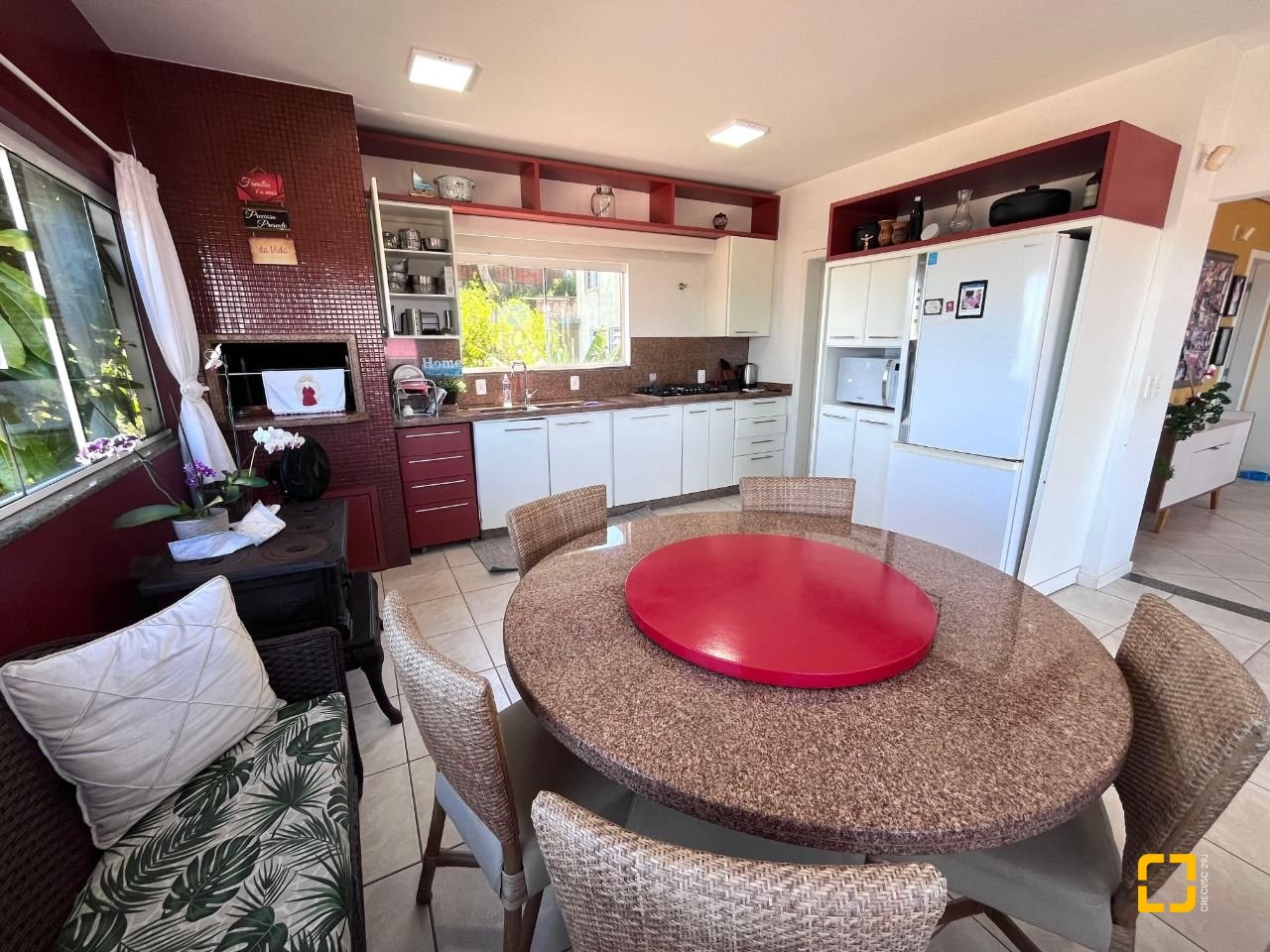 Casa com 348m², 5 quartos (sendo 2 suítes), 5 garagens, no bairro Centro em São José