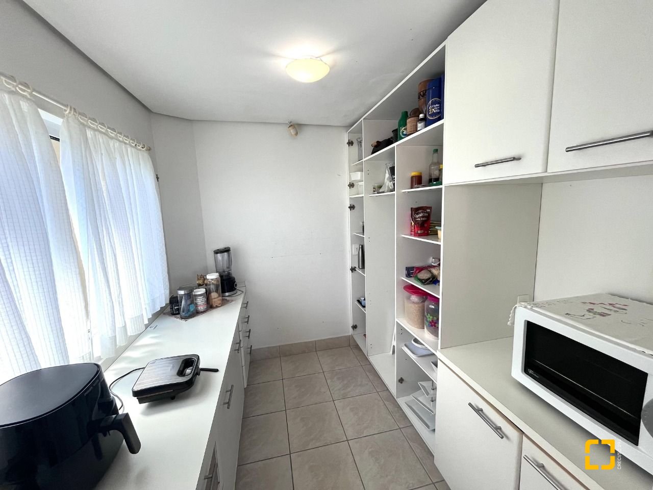 Casa com 348m², 5 quartos (sendo 2 suítes), 5 garagens, no bairro Centro em São José