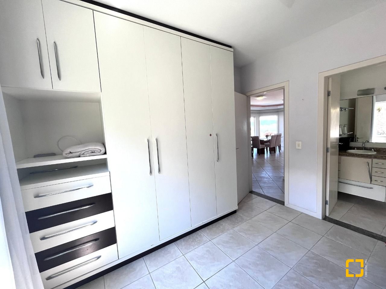 Casa com 348m², 5 quartos (sendo 2 suítes), 5 garagens, no bairro Centro em São José