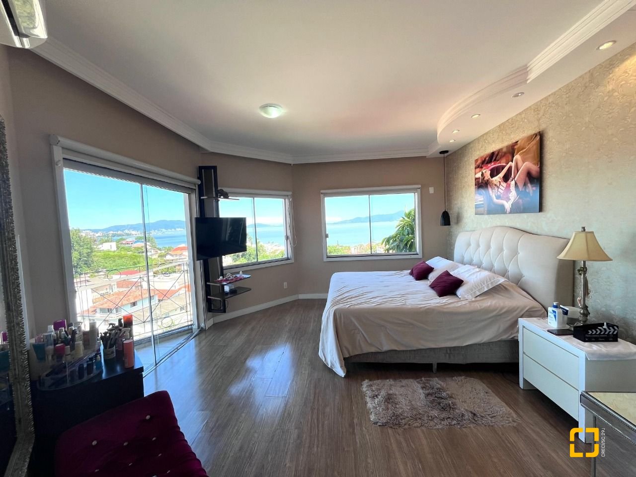 Casa com 348m², 5 quartos (sendo 2 suítes), 5 garagens, no bairro Centro em São José