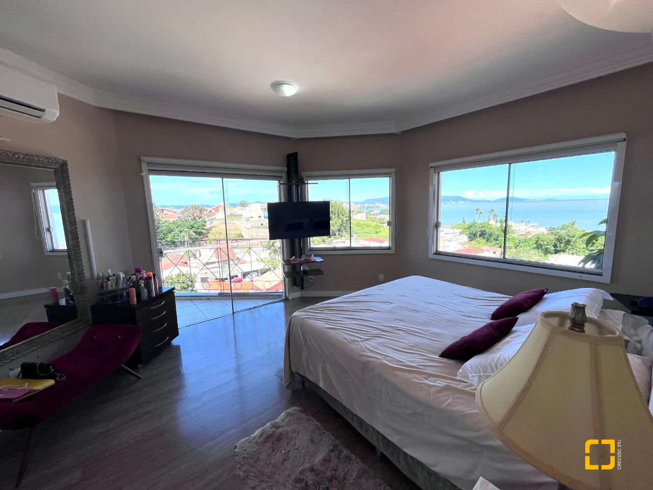 Casa com 348m², 5 quartos (sendo 2 suítes), 5 garagens, no bairro Centro em São José