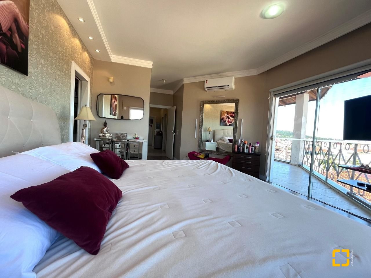 Casa com 348m², 5 quartos (sendo 2 suítes), 5 garagens, no bairro Centro em São José