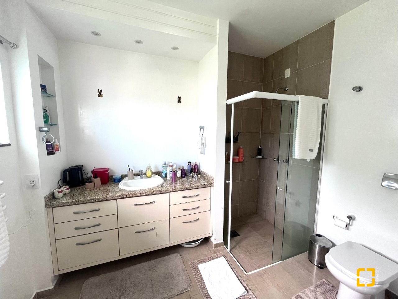 Casa com 348m², 5 quartos (sendo 2 suítes), 5 garagens, no bairro Centro em São José