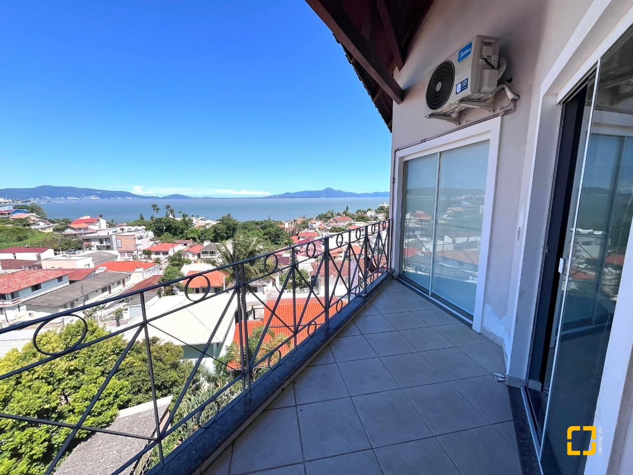 Casa com 348m², 5 quartos (sendo 2 suítes), 5 garagens, no bairro Centro em São José