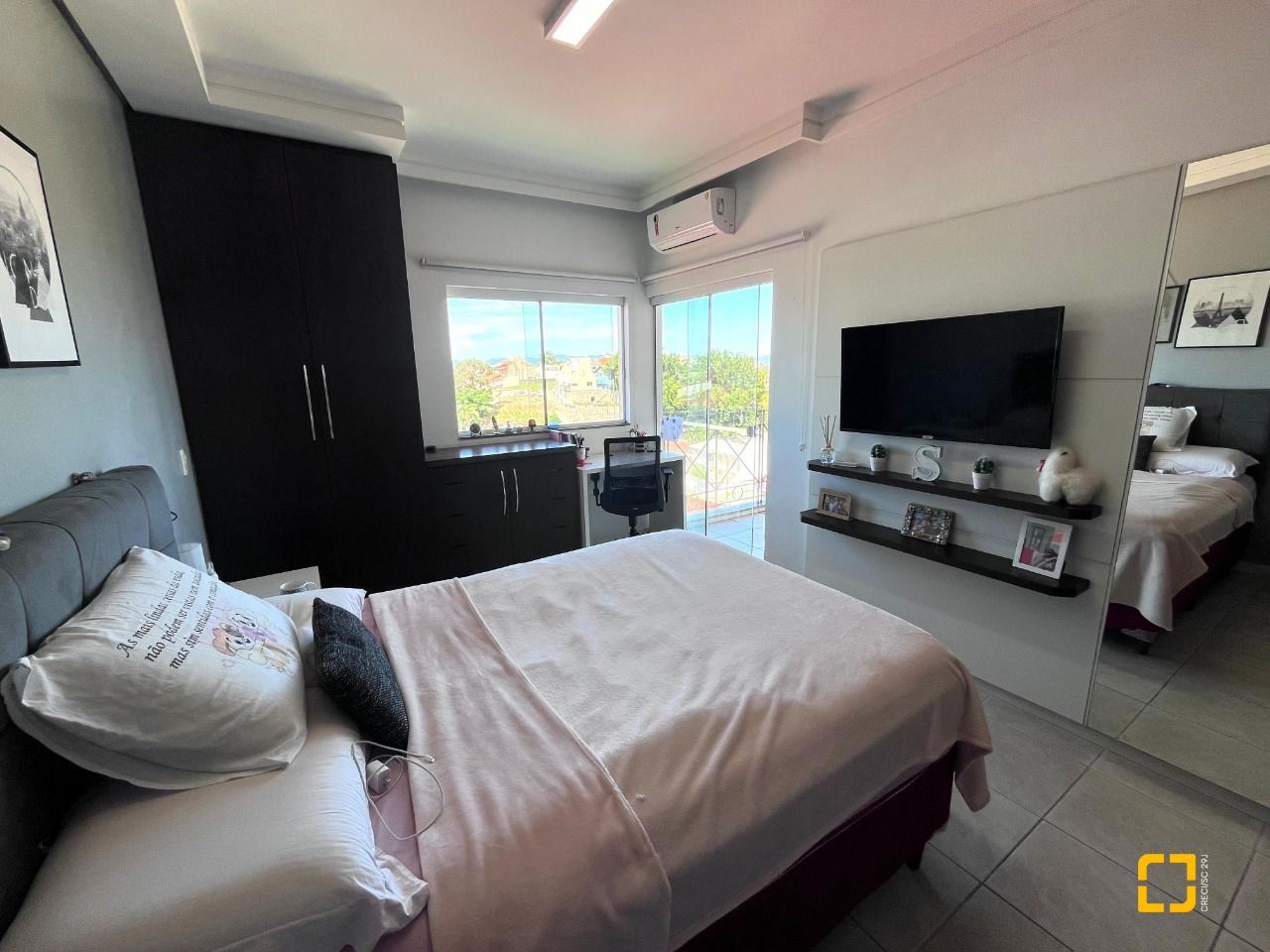 Casa com 348m², 5 quartos (sendo 2 suítes), 5 garagens, no bairro Centro em São José