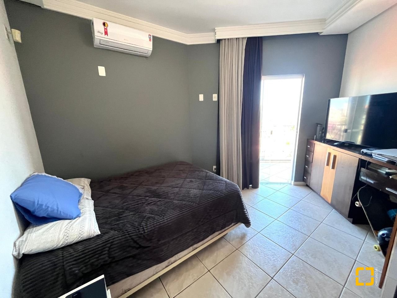 Casa com 348m², 5 quartos (sendo 2 suítes), 5 garagens, no bairro Centro em São José